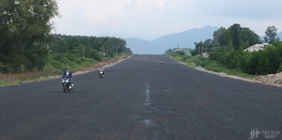 Người Dân đã Có Thể Lưu Thông Bằng Xe Máy Trên đoạn Cao Tốc được Trải Nhựa Thuộc Khu Vực Thị Xã Phú Mỹ