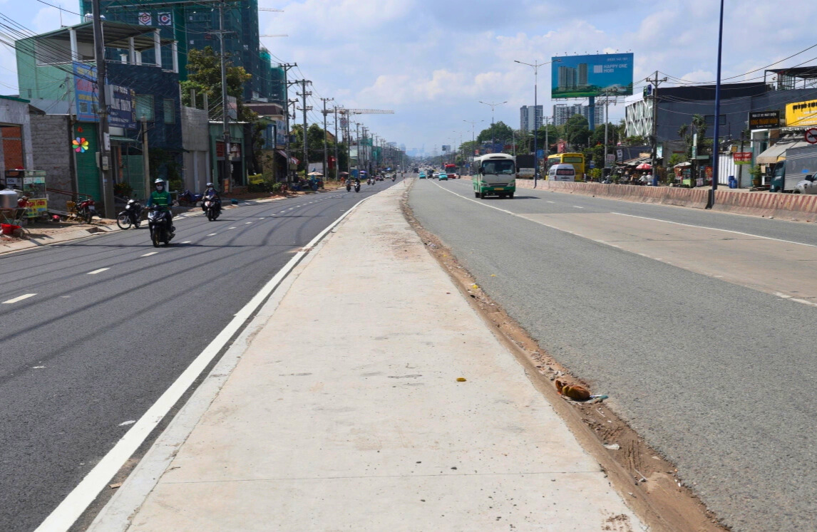 Đoạn Gần 1 Km Tại Thuận Giao được Bố Trí Dải Phân Cách Cứng Nhằm Tách Làn ô Tô Và Xe Máy, Giảm Xung đột Giao Thông