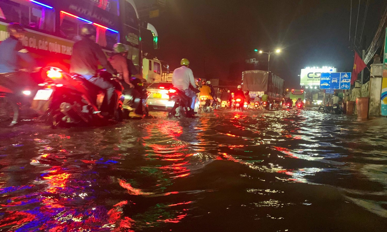 Hệ Thống Thoát Nước Quá Tải Khi Mưa Lớn Hoặc Triều Cường