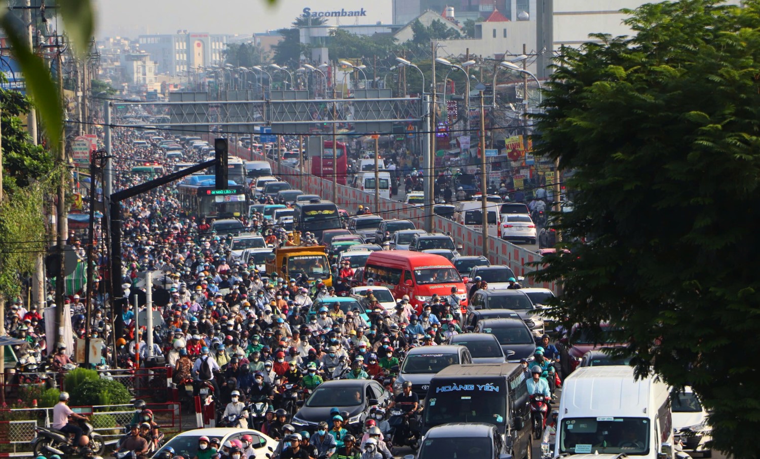 Tình Trạng Kẹt Xe Diễn Ra Thường Xuyên ở Quốc Lộ 13 Ngay Nút Giao đường Ray Phạm Văn Đồng